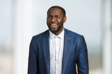 Samimi gülümseyen afro Amerikalı işadamı.