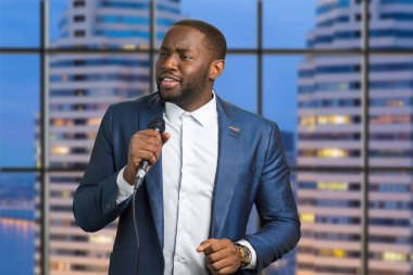 Şarkı söyleyen adam scyscraper arka plan üzerinde.