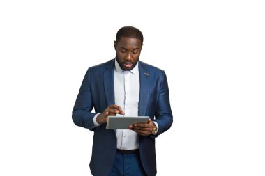 Bilgisayar tablet ile siyah iş adamı.