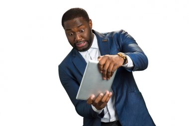 Duygusal işadamı bilgisayar oyunu oynuyor.