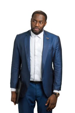 Kendine güvenen işadamı uzağa arıyorsunuz.