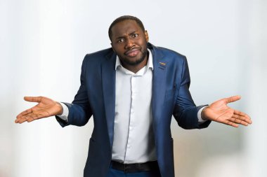 Siyah işadamı omuzlarında shrugging.