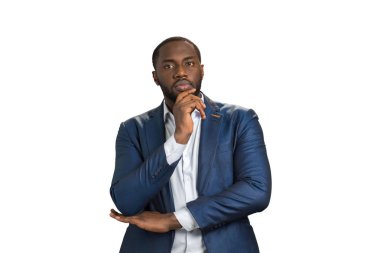 beyaz zemin üzerine düşünceli işadamı.