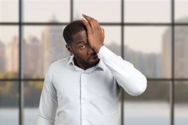 İşadamı göz elini tut.