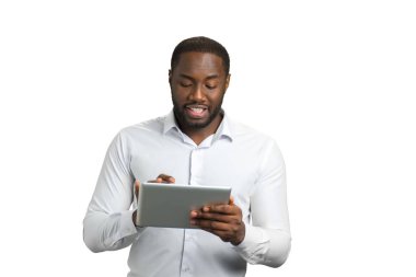 Siyah işadamı bilgisayar tablet kullanma.