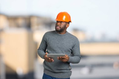 Genç siyah Foreman'ın nesne denetleme.