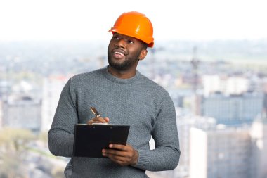 Panoya yazmaya mimar gülümseyen.