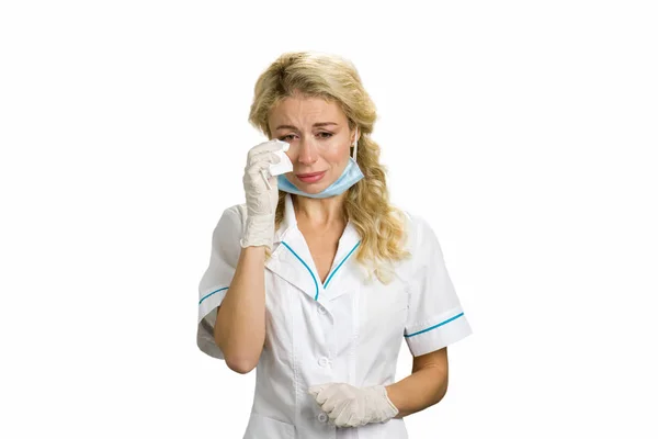 Chorando médico feminino, fundo branco . — Fotografia de Stock