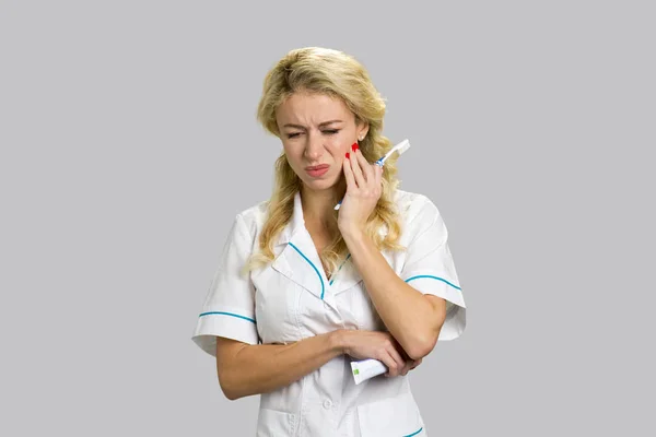 Mujer joven con dolor de muelas . — Foto de Stock