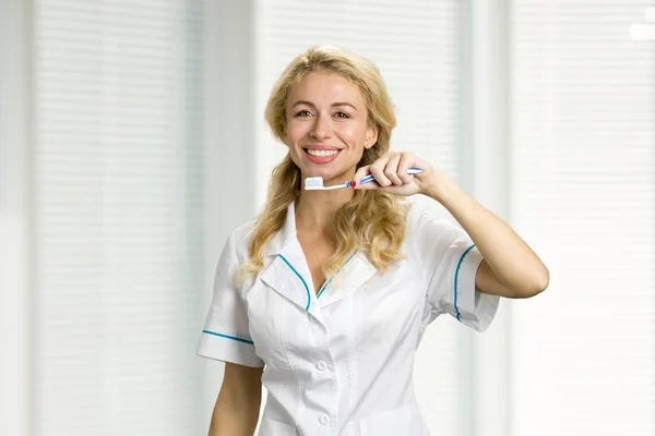 Mujer joven sonriente con cepillo de dientes . —  Fotos de Stock