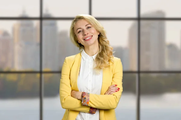 Attraente sorridente giovane donna d'affari . — Foto Stock