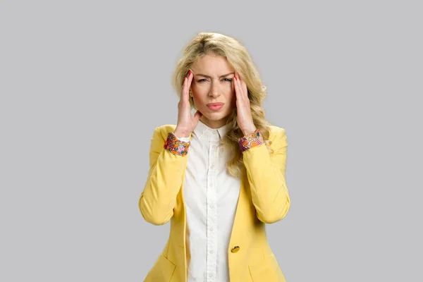 Mujer infeliz con dolor de cabeza terrible . —  Fotos de Stock