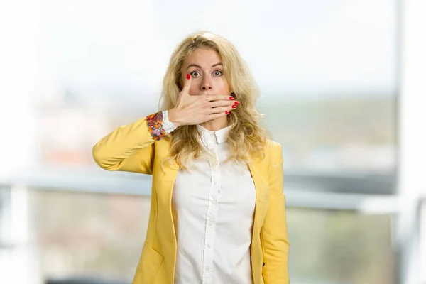 Schockierte Frau bedeckt ihren Mund. — Stockfoto