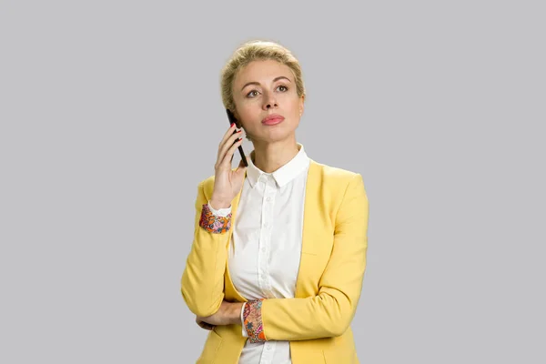 Attraktiver junger Manager spricht auf dem Smartphone. — Stockfoto