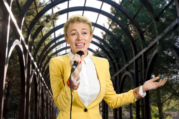 El iş kadının mikrofona şarkı.