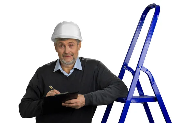 Reifer Ingenieur stützt sich auf Leiter. — Stockfoto
