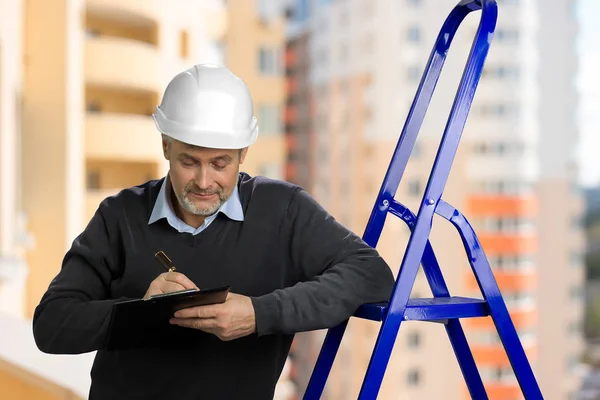 Porträt eines reiferen Bauinspektors. — Stockfoto