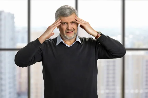 Älterer Mann hat starke Kopfschmerzen. — Stockfoto