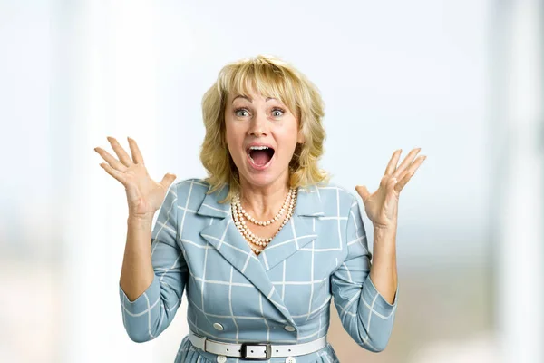 Surprise mature woman with good news. — Stock Photo, Image