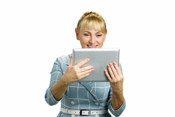 Reife Frau mit digitalem Tablet. — Stockfoto