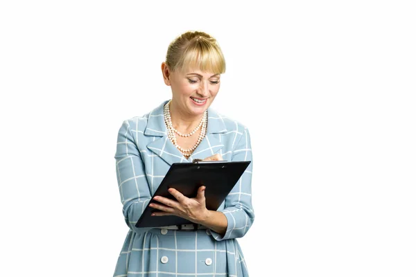 Cheerful woman making a note on clipboard. — Stock Photo, Image