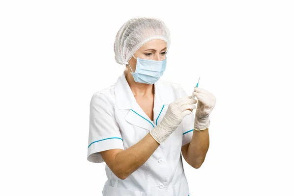 Enfermeira com máscara protetora segurando injeção . — Fotografia de Stock