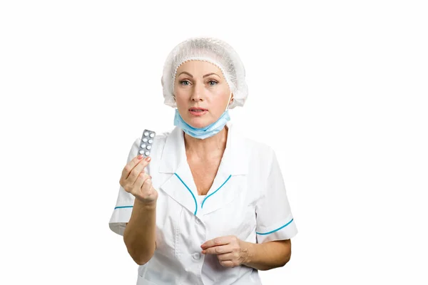 Médico atraente segurando blister de pílulas . — Fotografia de Stock