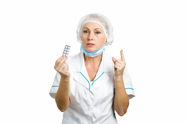 Female mature doctor prescribing pills. — Stock Photo, Image