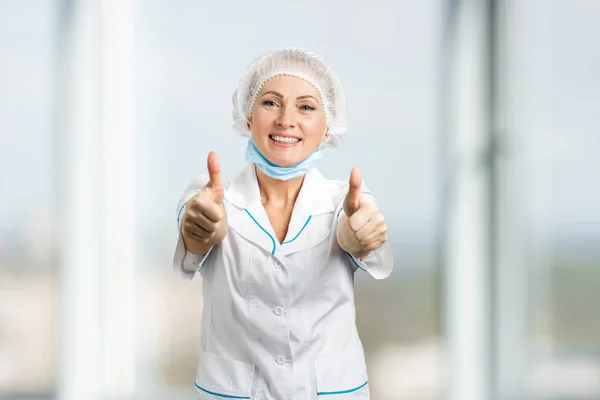 Mujer cirujano mostrando signo ok . —  Fotos de Stock