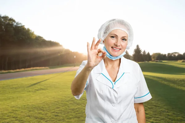 Médico femenino mostrando signo OK . —  Fotos de Stock