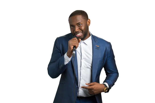 Sonriente negro hombre mantenga micrófono . —  Fotos de Stock