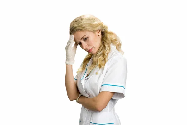 Pensando infermiera su sfondo bianco . — Foto Stock