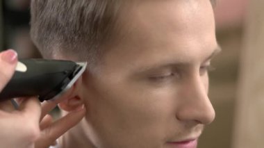 Adam saç kesimi, saç kesme makinesi.