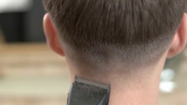 Baş, saç kesme makinesi ve tarak.