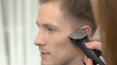 Adam saç kesimi, yan görünüm.