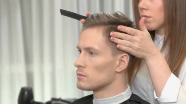 Bayan Kuaför müşteri ile meşgul.