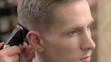 Beyaz adam saçını Başlarken.