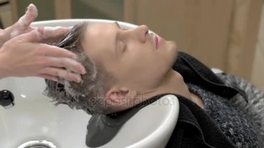 Elinde baş yıkama Kuaför.