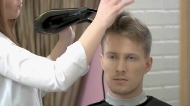Genç adam Başlarken saç dryed.