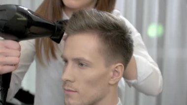 Kuaför ve müşteri, kurutma.