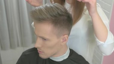 Bayan Kuaför müşteri ile meşgul.