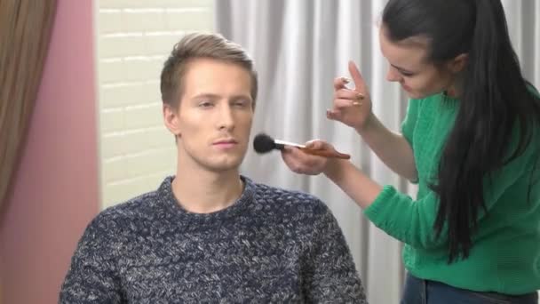 Maquillaje artista, joven modelo masculino . — Vídeos de Stock