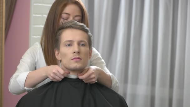 Caucazian om în salon de coafură . — Videoclip de stoc