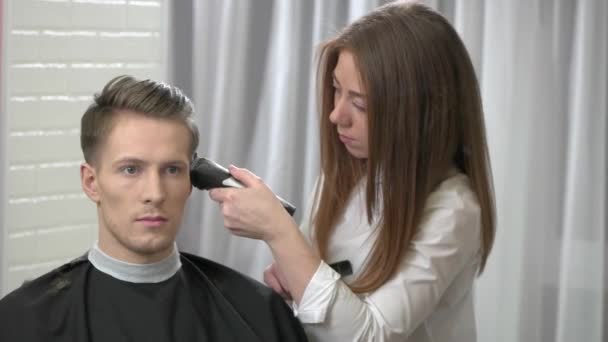 Homem recebendo corte de cabelo . — Vídeo de Stock