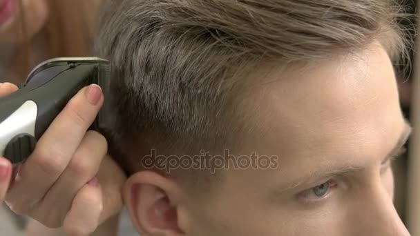 Homme caucasien obtenir coupe de cheveux . — Video