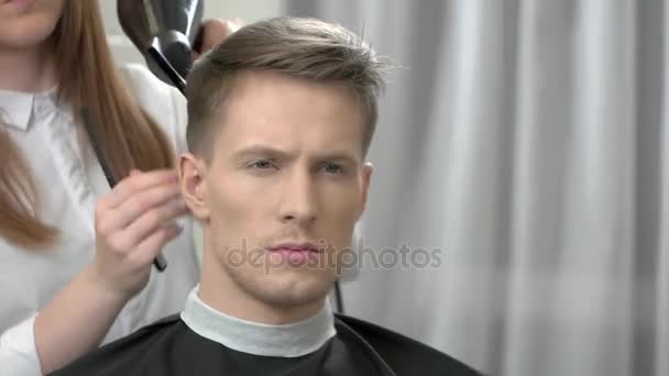 Peluquero secado cabello del cliente . — Vídeos de Stock