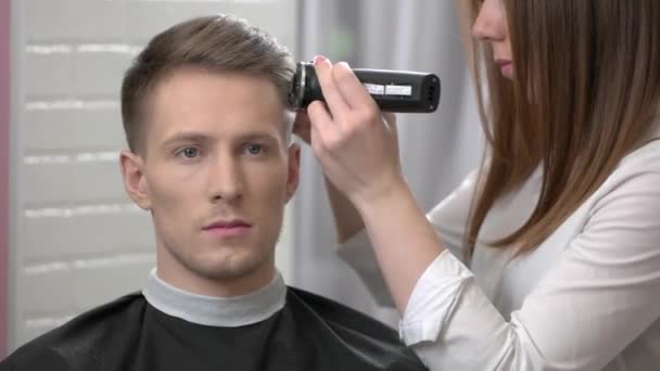 Hombre consiguiendo un corte de pelo . — Vídeos de Stock