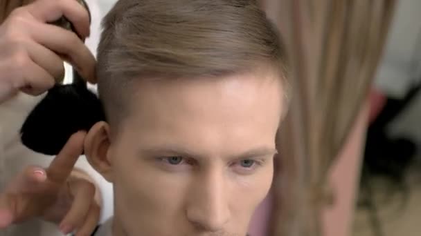 Barbier avec brosse à cou, macro . — Video
