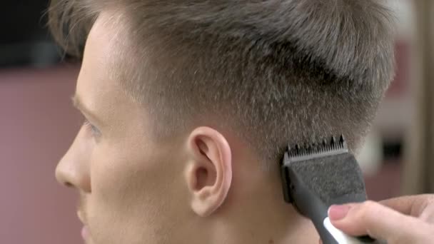 Haarschnitt, Hand mit Haarschneidemaschine. — Stockvideo