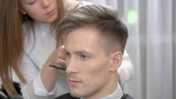 Barbeiro fêmea usando cortador de cabelo . — Vídeo de Stock